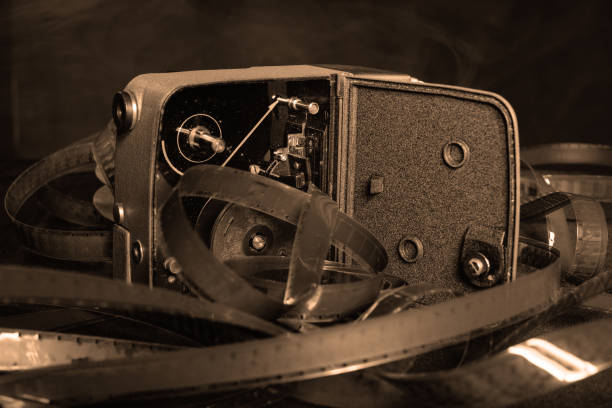 テーブルの上にフィルムリールを持つ古い映画カメラ - director film industry camera old fashioned ストックフォトと画像