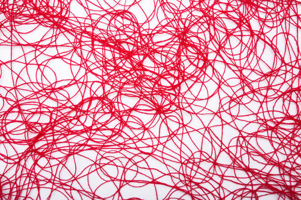 fili rossi su sfondo bianco - wool thread red string foto e immagini stock
