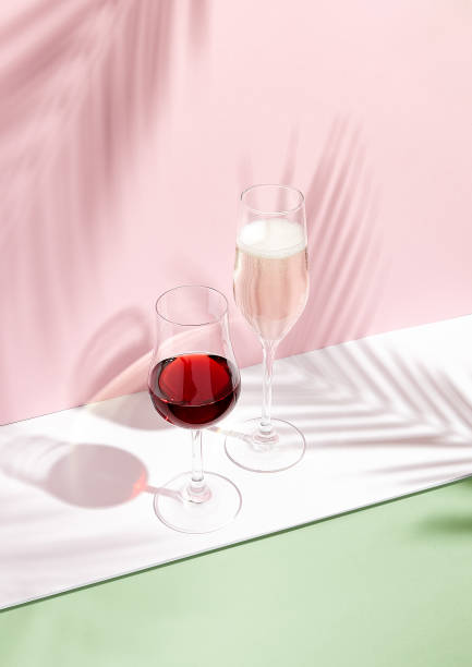 champagne e vino rosso su sfondo creativo - champagne pink strawberry champaigne foto e immagini stock