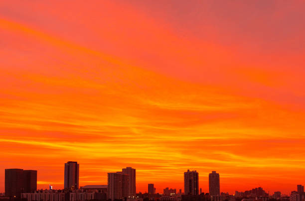 abstraktes bild von orange dramatischen himmel für hintergrund. - magic hour stock-fotos und bilder