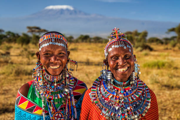 portrait de femmes africaines heureuses, mont kilimandjaro sur le fond, kenya, afrique de l’est - africa child village smiling photos et images de collection