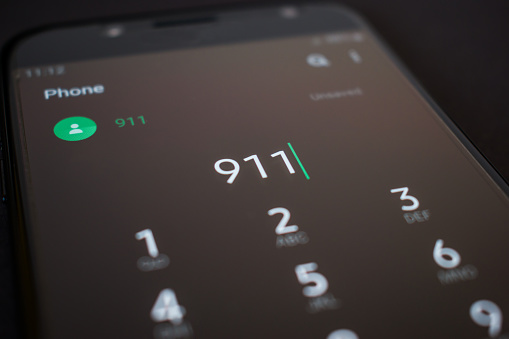 Llamada de emergencia 911 en el teléfono inteligente, teléfono móvil, de cerca photo