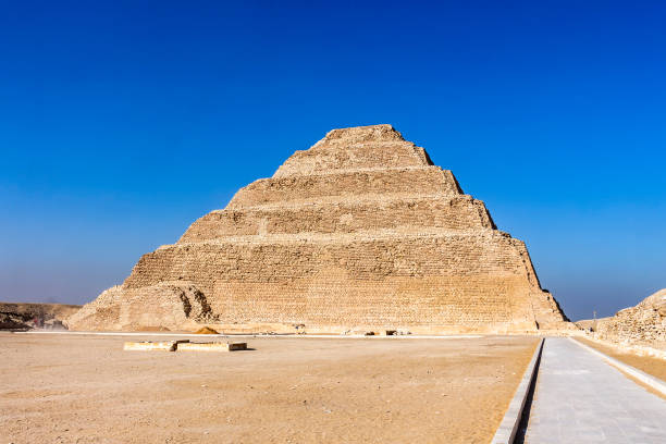 la piramide a gradoni di djoser nell'area della necropoli all'interno di saqqara, fu costruita nel 27 ° secolo ac - saqqara foto e immagini stock