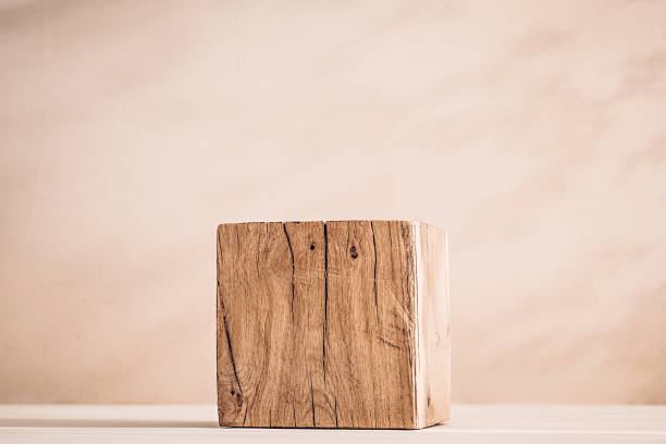 el cubo de madera como una pantalla de producto. un podio para diseños publicitarios con su producto - cuadrado composición fotos fotografías e imágenes de stock