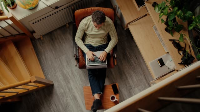 Trabajador de oficina trabaja desde casa en el loft hipster photo