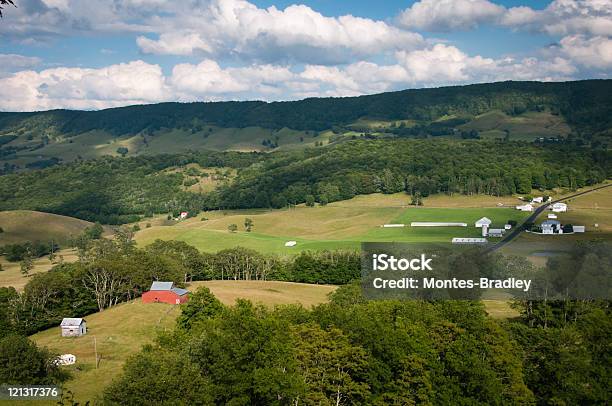 Ciudad Pequeña Estadounidense En Apalachia Foto de stock y más banco de imágenes de Virginia - Estado de los EEUU - Virginia - Estado de los EEUU, Charlottesville, EE.UU.