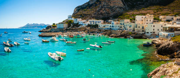 una veiw de la isla de levanzo, sicilia, italia - trapani sicily erice sky fotografías e imágenes de stock