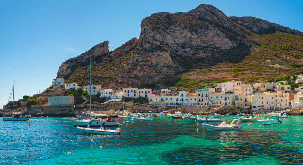 una veiw de la isla de levanzo, sicilia, italia - trapani sicily erice sky fotografías e imágenes de stock