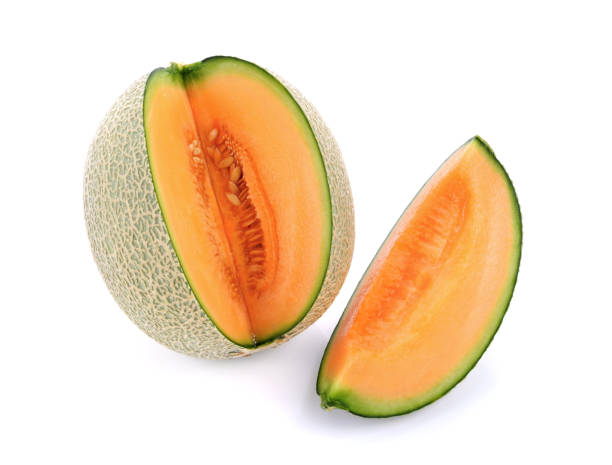 geschnittene cantaloupe melone isoliert auf weiß - melon watermelon cantaloupe portion stock-fotos und bilder
