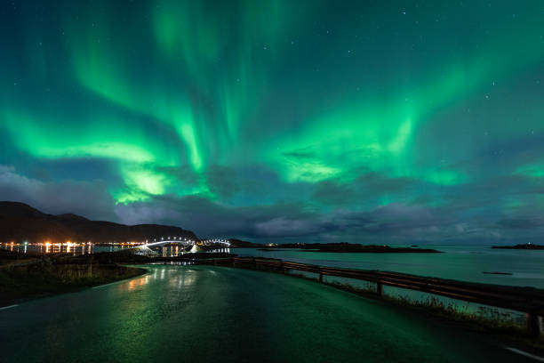 ロフォーテン島、ノルウェー、スカンジナビアのフレドバン村の上のオーロラまたはオーロラ - star shape sky star aurora borealis ストックフォトと画像