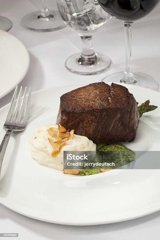 Filet Mignon avec vin rouge - Photo de Ail - Légume à bulbe libre de droits