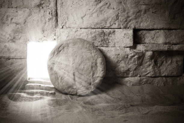túmulo de jesus. ressurreição de jesus cristo. conceito cristão de páscoa - tomb - fotografias e filmes do acervo