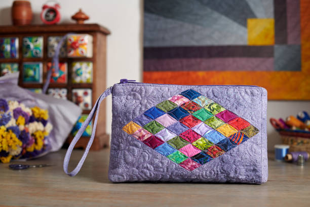 patchwork handbag on the background wooden mini chest with ceramic drawers - quilt textile patchwork thread imagens e fotografias de stock