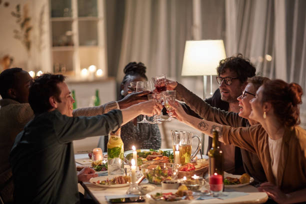 friends toasting with alcohol drinks - dinner friends christmas imagens e fotografias de stock