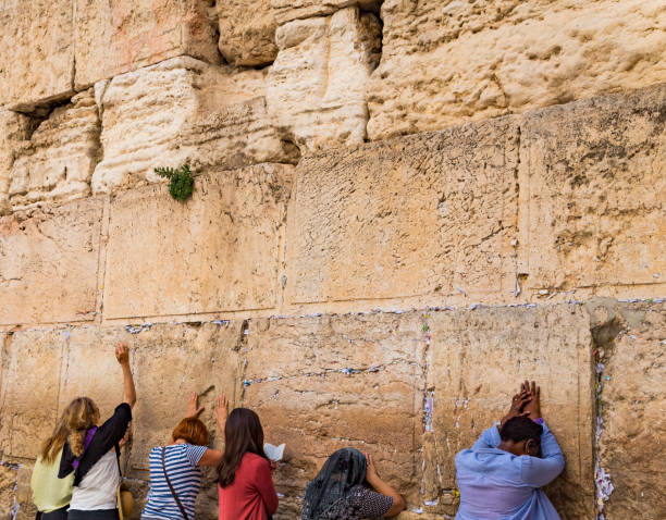 las mujeres oran en el muro de las lamentaciones o kotel o muro de los lamentos, símbolo de la religión judía en jerusalén - the western wall wall east city fotografías e imágenes de stock