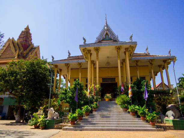 istock Ounnalom Pagoda, Phnom Penh, Cambodia 1213201956