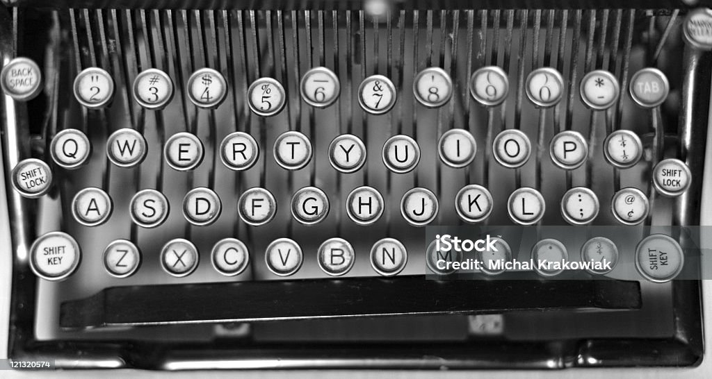 Teclado de la vieja máquina de escribir - Foto de stock de Teclado de máquina de escribir libre de derechos