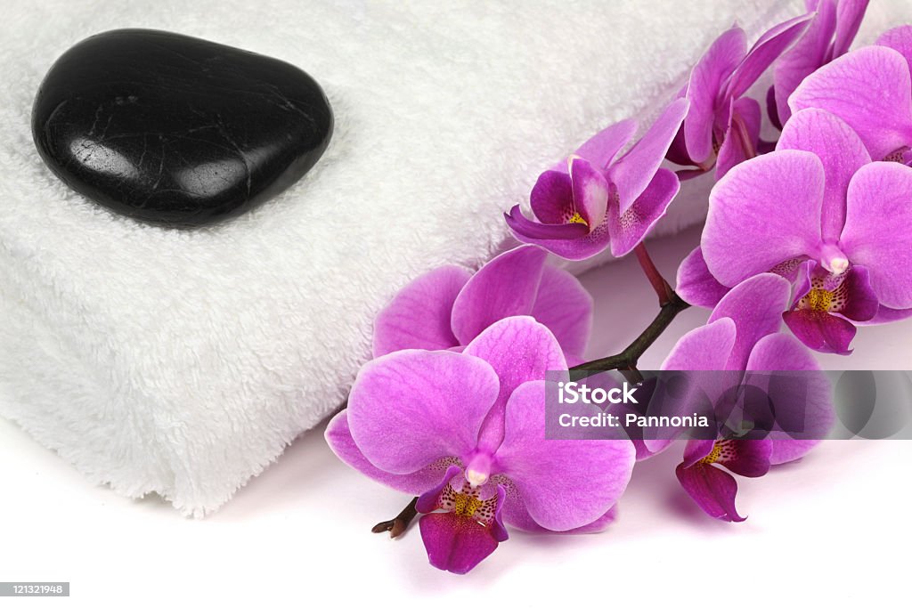 Orquídea Rosa com Toalha e Pedra de Massagem - Royalty-free Beleza natural Foto de stock