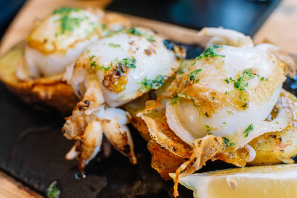 gegrillter tintenfisch mit zitronen- und knoblauchsauce und petersilie. lebensmittel aus nächster nähe - cuttlefish stock-fotos und bilder