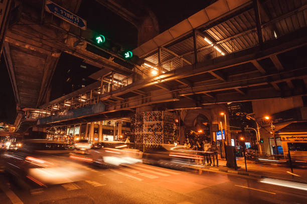 도로, 이동 자동차, 도시 구조, 다리에서 모션 흐림과 야간 도시 장면 - asia asphalt bangkok blurred motion 뉴스 사진 이미지