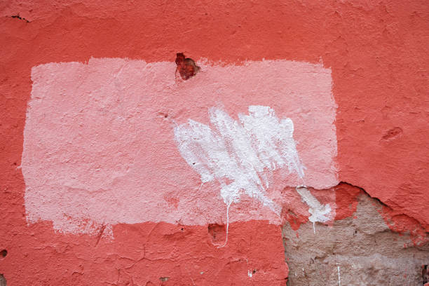 estuco rosa en una vieja pared con trazos de pintura blanca - spotted paint red wall fotografías e imágenes de stock