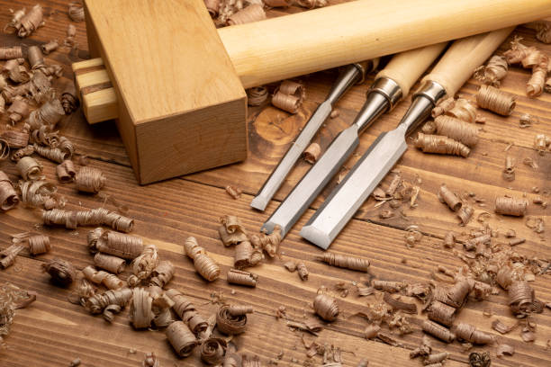 herramientas manuales del fabricante del gabinete de carpintero en la mesa de trabajo - work tool chisel wood mallet fotografías e imágenes de stock