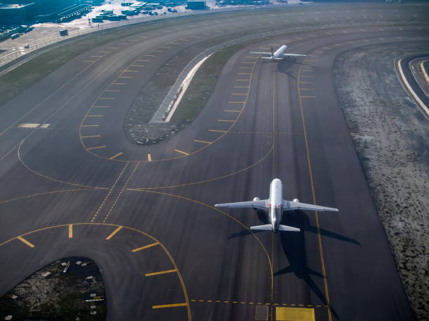 commercial planes preparing for flight distances - guidance direction arrow sign speed imagens e fotografias de stock