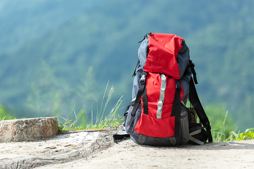 Equipo de viaje de mochila de senderismo en la montaña. Los artículos incluyen senderismo para viajar photo