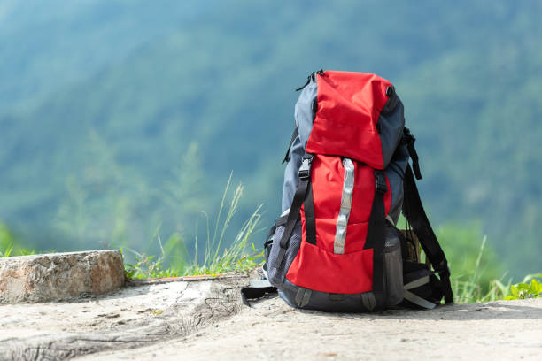 equipo de viaje de mochila de senderismo en la montaña. los artículos incluyen senderismo para viajar - mochila bolsa fotografías e imágenes de stock