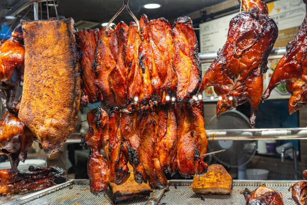 frango assado e carne de porco crocante no restaurante chinês singapura - vietnam market asia bird - fotografias e filmes do acervo