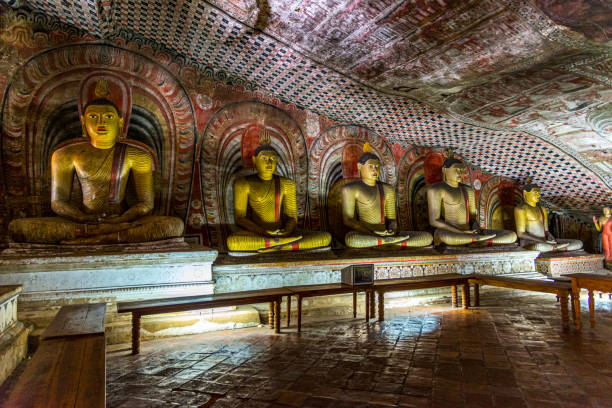 dambulla cave temple - buddha statues, sri lanka - tibetan temple imagens e fotografias de stock