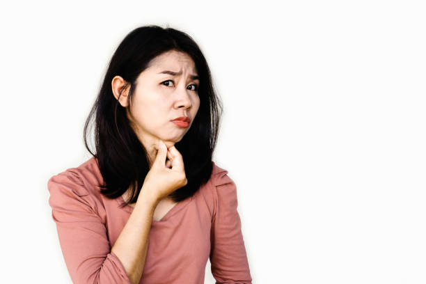 心配アジアの女性は、二重あごを引っ張って、顔の線補正を使用し�て - mature adult sadness overweight women ストックフォトと画像