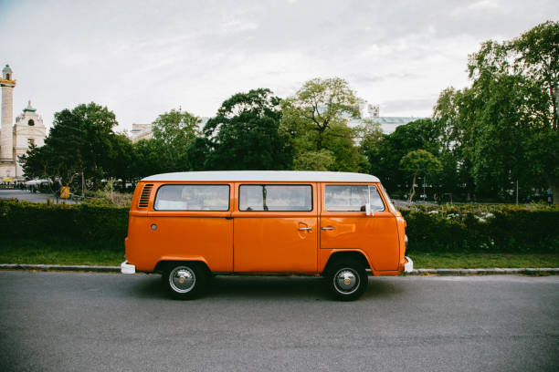 classico camper volkswagen in bianco e arancione - karlsplatz foto e immagini stock