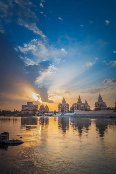 sonnenuntergangsansicht von chhatri oder vordächern bei orchha von der anderen seite des betwa flusses in orchha, madhya pradesh, indien. - cenotaph stock-fotos und bilder