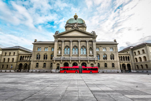 bus in front of swiss parliament building in bern, switzerland - berne swiss culture parliament building switzerland imagens e fotografias de stock