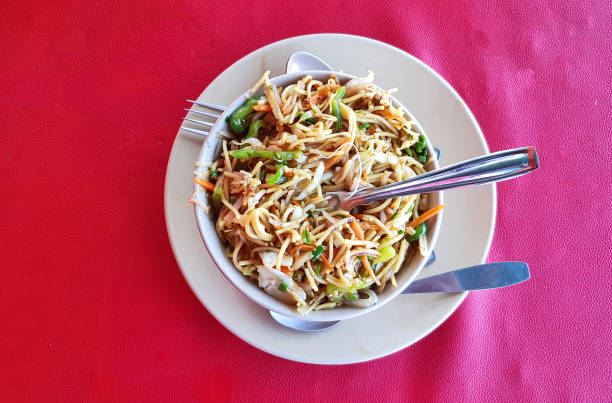 vegetable chow mein - bean vegetarian food stir fried carrot imagens e fotografias de stock