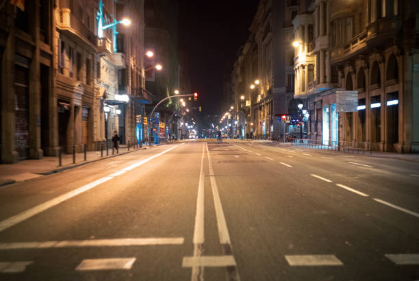 rue vide la nuit à barcelone - curfew photos et images de collection