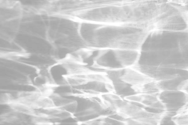 органическая тень падения на белой стене - reflection on the water стоковые фото и изображения