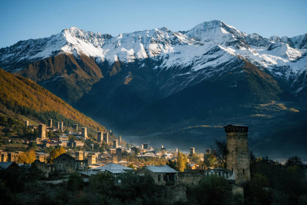 svan türme mit beleuchtung in mestia bei sonnenaufgang, svaneti, georgia. - svaneti stock-fotos und bilder