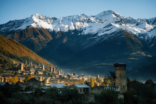 일출, 스바네티, 조지아에서 메스티아에서 조명과 스반 타워. - mountain mountain peak environment caucasus 뉴스 사진 이미지