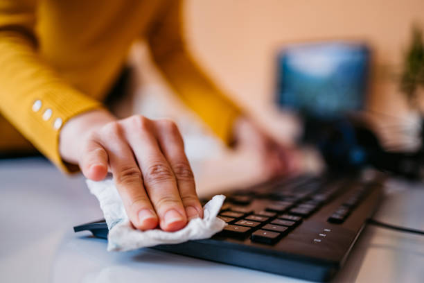 clavier de nettoyage de femme - antibacterial photos et images de collection