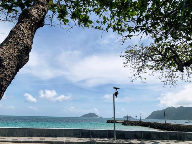 rua tranquila ao lado de beach em con son island (con dao), vietnã - con trail - fotografias e filmes do acervo