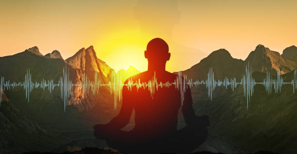 ヨガ瞑想イラスト、夕暮れ時に山で練習する男のシルエット - freak wave ストックフォトと画像