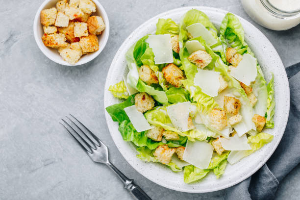 parmesan peyniri ve gevrek kruton ile romaine marul ile klasik sezar salatası. - kruton stok fotoğraflar ve resimler