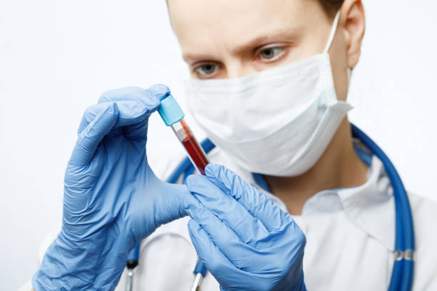 lekarz trzymający probówkę do badania krwi - laboratory blood laboratory equipment medical sample zdjęcia i obrazy z banku zdjęć