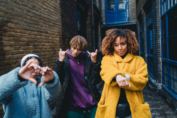 drei hippe freunde tanzen gemeinsam im freien in der stadt - hip hop hipster afro men stock-fotos und bilder