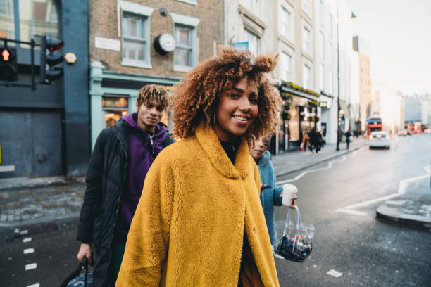 hip-friends zu fuß in der stadt - hip hop hipster afro men stock-fotos und bilder