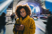 hip-junge-erwachsene-frau-mit-ihrem-smartphone-in-der-stadt-auf-tower-bridge.jpg?b=1&s=170x170&k=20&c=NGJ3axiEr6ZFqZ7JybXLBpW9g0mY2fkcgNtGXDWlHkQ=