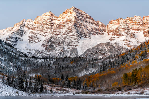 maroon bells manhã nascer do sol amarelo luz solar no pico em aspen, montanha rochosa colorado e vista de folhagem amarela outono e neve de inverno - maroon - fotografias e filmes do acervo