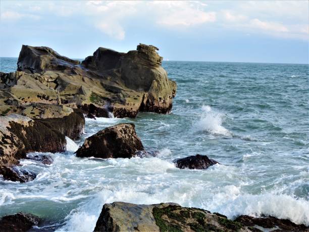 fancy felsen und riffe entlang der küste bei choshi, chiba, japan. - wave reef rock summer stock-fotos und bilder